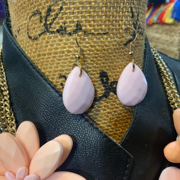 VINTAGE STATEMENT NECKLACE/PINK ACRYLIC FLOWER W/EARRINGS ⭐️GOLD CHAIN/NEW COND - Picture 9 of 9